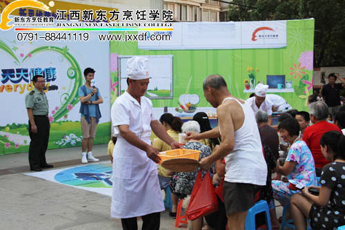 現(xiàn)場觀眾品嘗湯