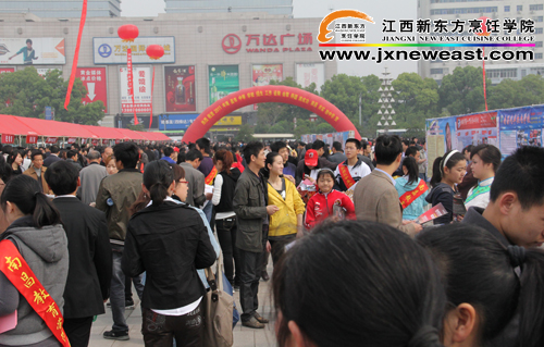 南昌市中招咨詢會火爆的現(xiàn)場