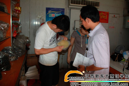 <a href=http://www.8881133.com target=_blank class=infotextkey>江西新東方烹飪學院</a>老師準備大賽的食材