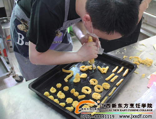 孩子們?cè)?a href=http://www.8881133.com target=_blank class=infotextkey>江西新東方烹飪學(xué)院</a>學(xué)生的指導(dǎo)下自己做的小餅干~.jpg