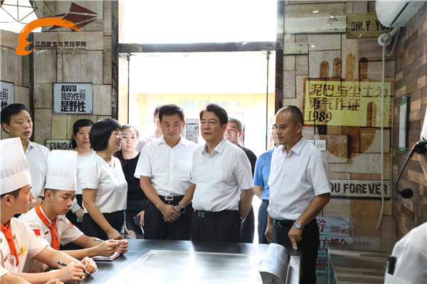 江西省副省長蒞臨<a href=http://www.8881133.com target=_blank class=infotextkey>江西新東方烹飪學院</a>.jpg