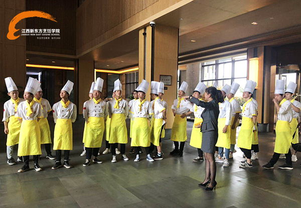 <a href=http://www.8881133.com target=_blank class=infotextkey>江西新東方烹飪學(xué)院</a>學(xué)子參觀五星級酒店.jpg