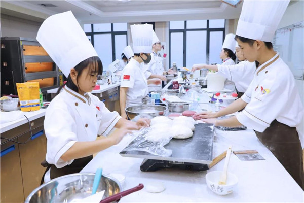 <a href=http://www.8881133.com target=_blank class=infotextkey>江西新東方烹飪學(xué)院</a>出席南昌市第六屆“洪城杯”職業(yè)技能大賽.jpg