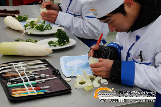<a href=http://www.8881133.com target=_blank class=infotextkey>江西新東方烹飪學(xué)院</a>雕花大賽