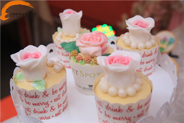 <a href=http://www.8881133.com target=_blank class=infotextkey>江西新東方烹飪學(xué)院</a>學(xué)員制作的精美西點.jpg