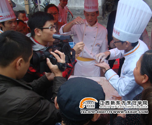 江西新東方面點大師龍須拉面技術受到媒體關注