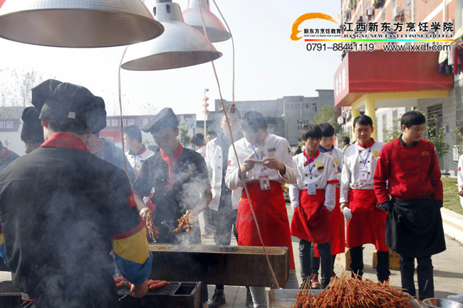 ��ԺС�{(l��n)У�^(q��)��ɫ������Y(ji��)�I(y��)����¡���e����ǧ��ͬϯƷ��ɫ��ζ