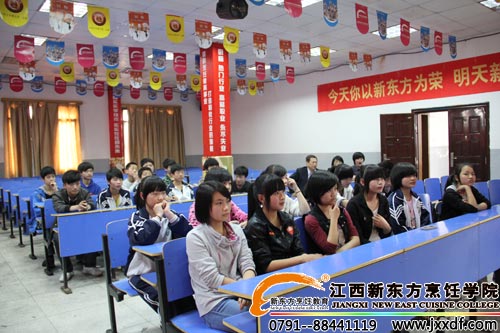 各校學(xué)生在認(rèn)真聽取<a href=http://www.8881133.com target=_blank class=infotextkey>江西新東方烹飪學(xué)院</a>老師視頻講解烹飪知識.jpg