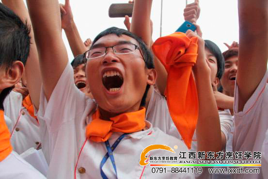 臺下觀看的學(xué)生熱情歡呼