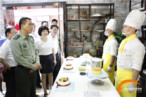 退伍軍人事務(wù)部蒞臨<a href=http://www.8881133.com target=_blank class=infotextkey>江西新東方烹飪學(xué)院</a>調(diào)研.jpg