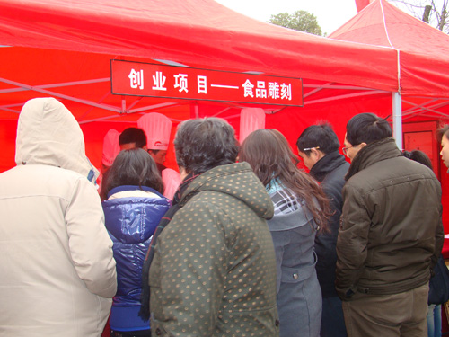 雕刻技藝吸引人們觀看