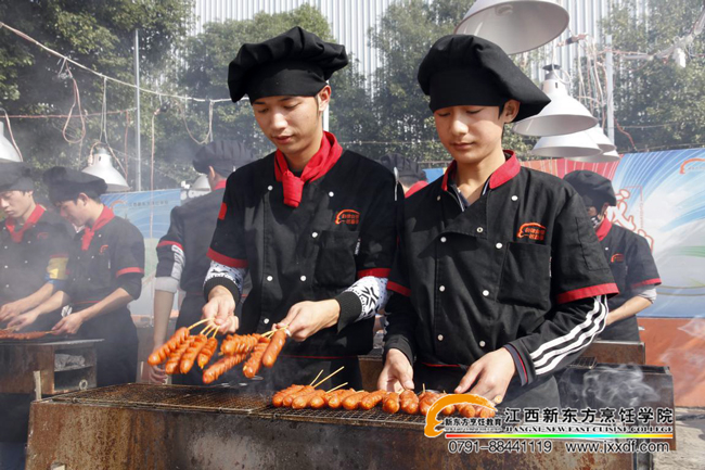 ��ԺС�{(l��n)У�^(q��)��ɫ������Y(ji��)�I(y��)����¡���e����ǧ��ͬϯƷ��ɫ��ζ