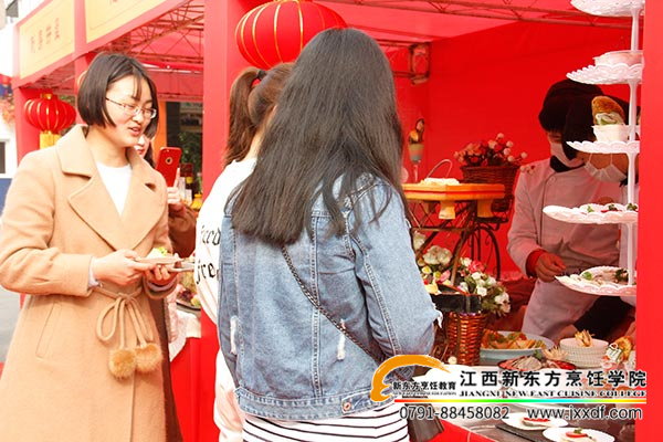 絡(luò)繹不絕的人群