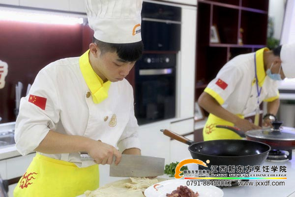 江西省民政廳副廳長參觀<a href=http://www.8881133.com _fcksavedurl=http://www.8881133.com target=_blank class=infotextkey><a href=http://www.8881133.com target=_blank class=infotextkey>江西新東方烹飪學(xué)院</a></a>