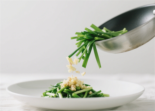 韭菜加姜末烹飪 (1).jpg