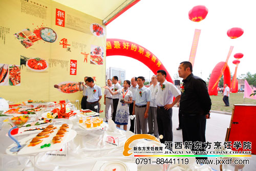 領(lǐng)導(dǎo)參觀<a href=http://www.8881133.com target=_blank class=infotextkey>江西新東方烹飪學(xué)院</a>展臺(tái)