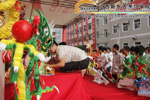 學(xué)生觀看布展