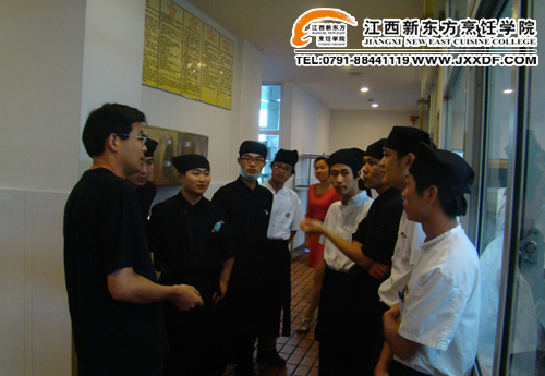 <a href=http://www.8881133.com target=_blank class=infotextkey>江西新東方烹飪學(xué)院</a>姚主任和在嘉興富悅大酒店工作的學(xué)生親切交談~副本.jpg