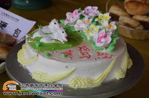 我院同學(xué)現(xiàn)場(chǎng)制作的西點(diǎn)蛋糕