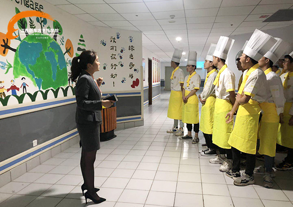 <a href=http://www.8881133.com target=_blank class=infotextkey>江西新東方烹飪學(xué)院</a>學(xué)子參觀五星級酒店.jpg