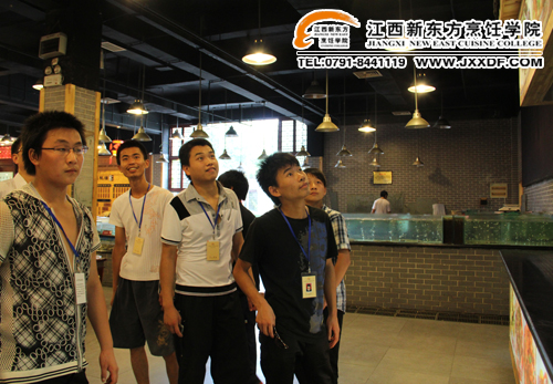 <a href=http://www.8881133.com target=_blank class=infotextkey>江西新東方烹飪學(xué)院</a>的同學(xué)們參觀頤景園生態(tài)酒店的菜品展示廳~副本.jpg
