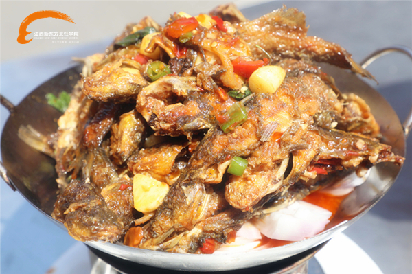 南昌行業(yè)大師走進<a href=http://www.8881133.com target=_blank class=infotextkey>江西新東方烹飪學院</a>傳授技藝.jpg