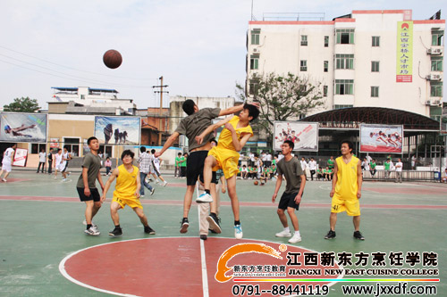 <a href=http://www.8881133.com target=_blank class=infotextkey>江西新東方烹飪學(xué)院</a>“新東方杯”比賽現(xiàn)場對決.jpg