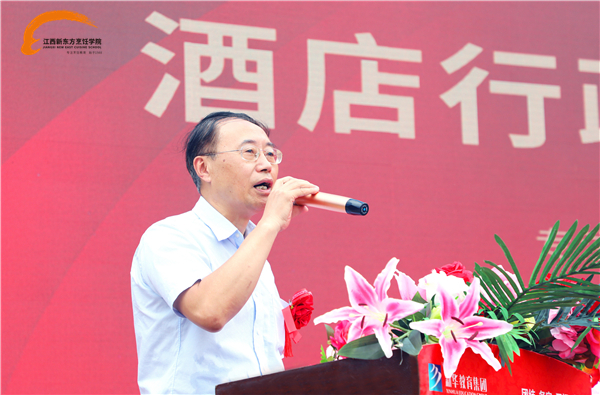 南昌餐飲協(xié)會(huì)會(huì)長蒞臨<a href=http://www.8881133.com target=_blank class=infotextkey>江西新東方烹飪學(xué)院</a>.jpg