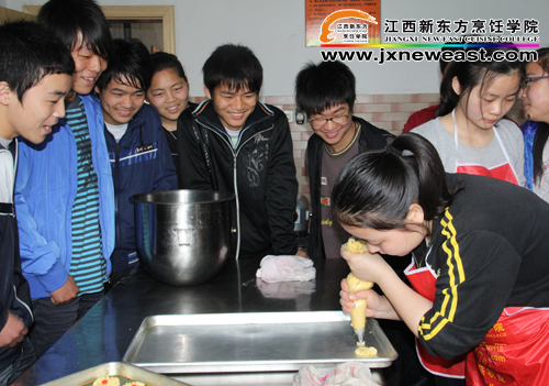 同學(xué)們參觀西點(diǎn)教室