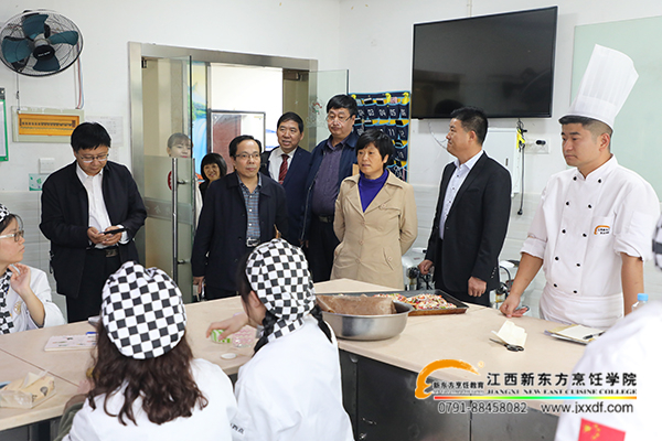 山西省呂梁市教育考察組領導來我院參觀西點教室