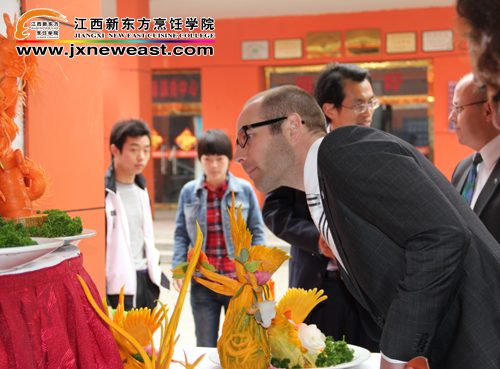 瑞典友人仔細(xì)觀看學(xué)生雕刻作品