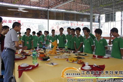 江西新東方學(xué)子們認(rèn)真聆聽點(diǎn)評(píng)