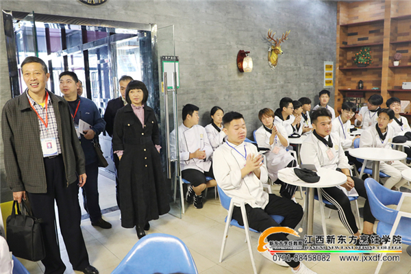 領(lǐng)導(dǎo)參觀實(shí)訓(xùn)教室