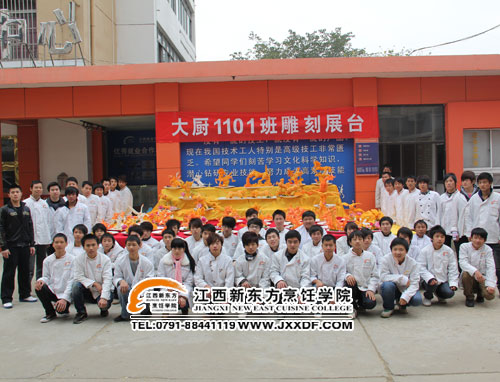 大廚1101班學(xué)生與作品展臺(tái)合影