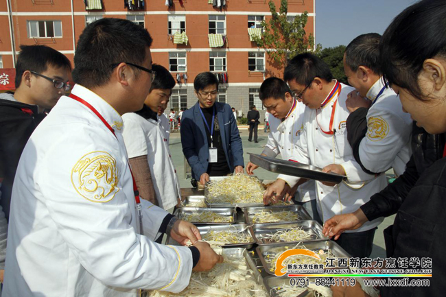 ��ԺС�{(l��n)У�^(q��)��ɫ������Y(ji��)�I(y��)����¡���e����ǧ��ͬϯƷ��ɫ��ζ