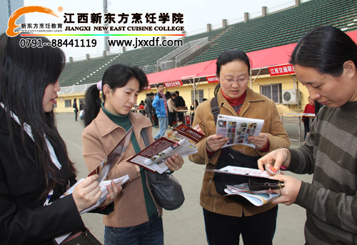 <a href=http://www.8881133.com target=_blank class=infotextkey>江西新東方烹飪學(xué)院</a>的招生宣傳資料被一“搶”而光~~.jpg