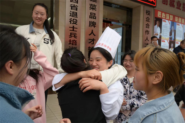 <a href=http://www.8881133.com target=_blank class=infotextkey>江西新東方烹飪學(xué)校</a>畢業(yè)歡送會.jpg