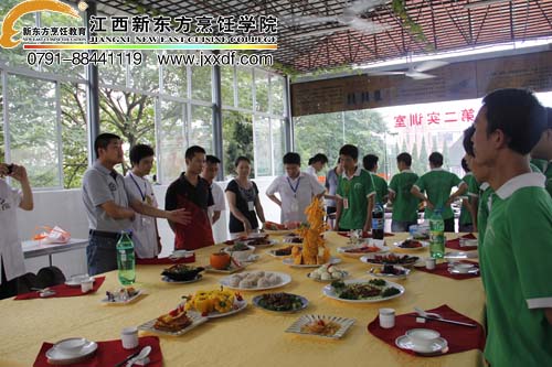 學(xué)院領(lǐng)導(dǎo)和老師點(diǎn)評(píng)菜品