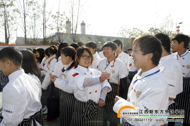 ��ԺС�{(l��n)У�^(q��)��ɫ������Y(ji��)�I(y��)����¡���e�У�ǧ��ͬϯƷ��ɫ��ζ