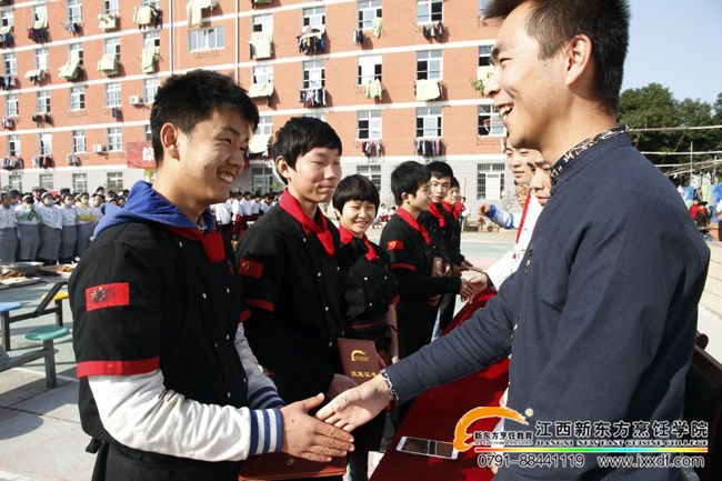 ��ԺС�{(l��n)У�^(q��)��ɫ������Y(ji��)�I(y��)����¡���e����ǧ��ͬϯƷ��ɫ��ζ