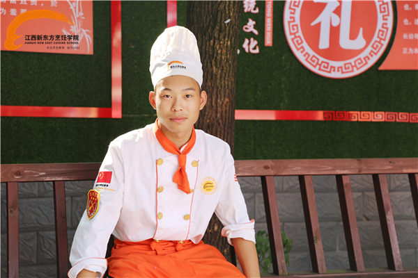 <a href=http://www.8881133.com target=_blank class=infotextkey>江西新東方烹飪學院</a>金典總廚專業(yè)新生.jpg