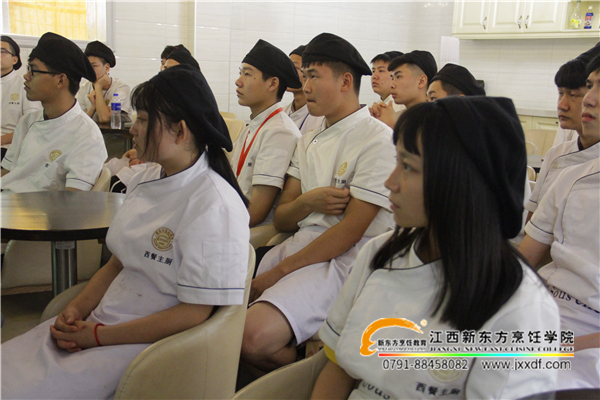 西餐班學(xué)子前往外資西餐廳就業(yè)