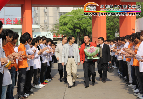 熱烈歡迎徐明大師來(lái)我校指導(dǎo)工作