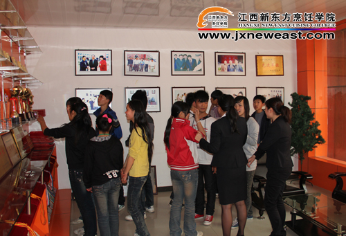 同學(xué)們參觀榮譽(yù)室