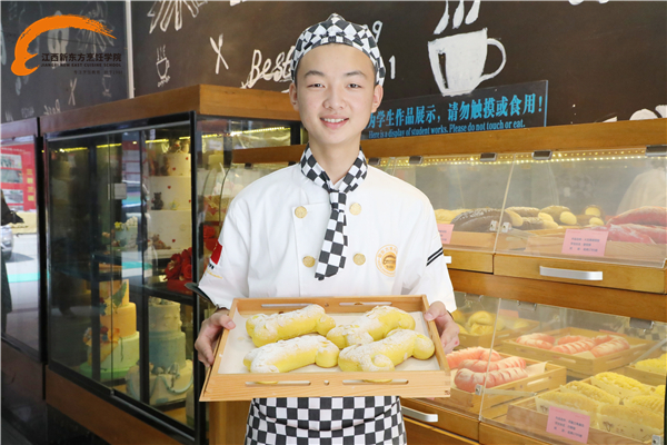 <a href=http://www.8881133.com/2015zysz/jdxd/ target=_blank class=infotextkey>經(jīng)典西點</a>專業(yè)男生學(xué)西點.jpg