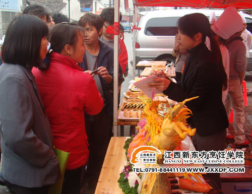 社區(qū)居民在現場咨詢江西新東方的廚師培訓項目