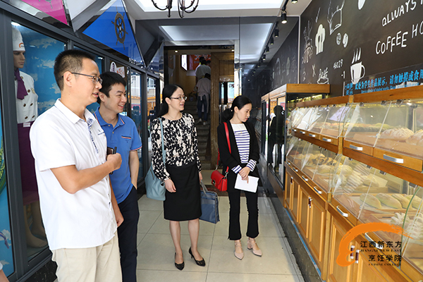 參觀我院學(xué)生作品