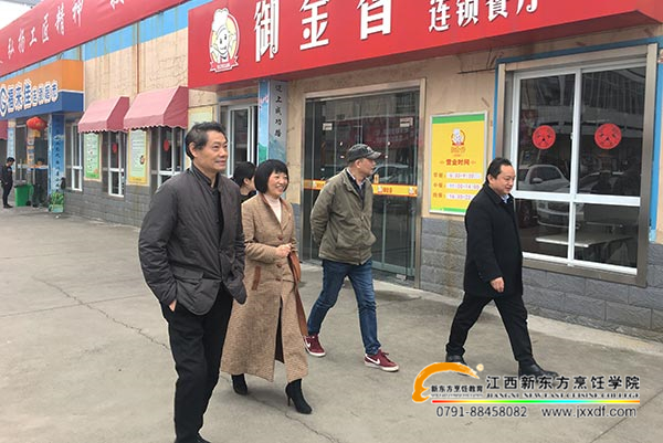 我院校長助理喻軍輝陪同領(lǐng)導(dǎo)參觀