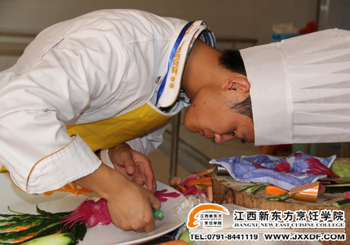 首屆“新東方杯”烹飪技能大賽江西賽區(qū)花色拼盤比賽現(xiàn)場2~副本.jpg