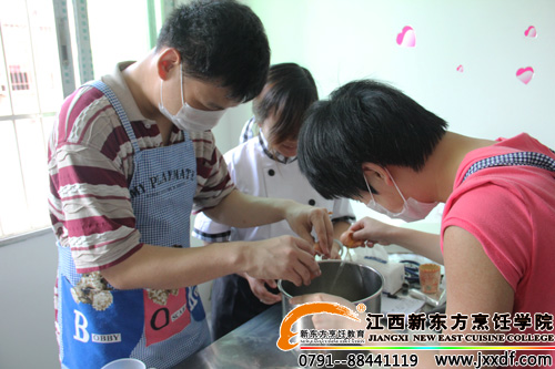 孩子們?cè)?a href=http://www.8881133.com target=_blank class=infotextkey>江西新東方烹飪學(xué)院</a>的學(xué)生指導(dǎo)下學(xué)打雞蛋~.jpg